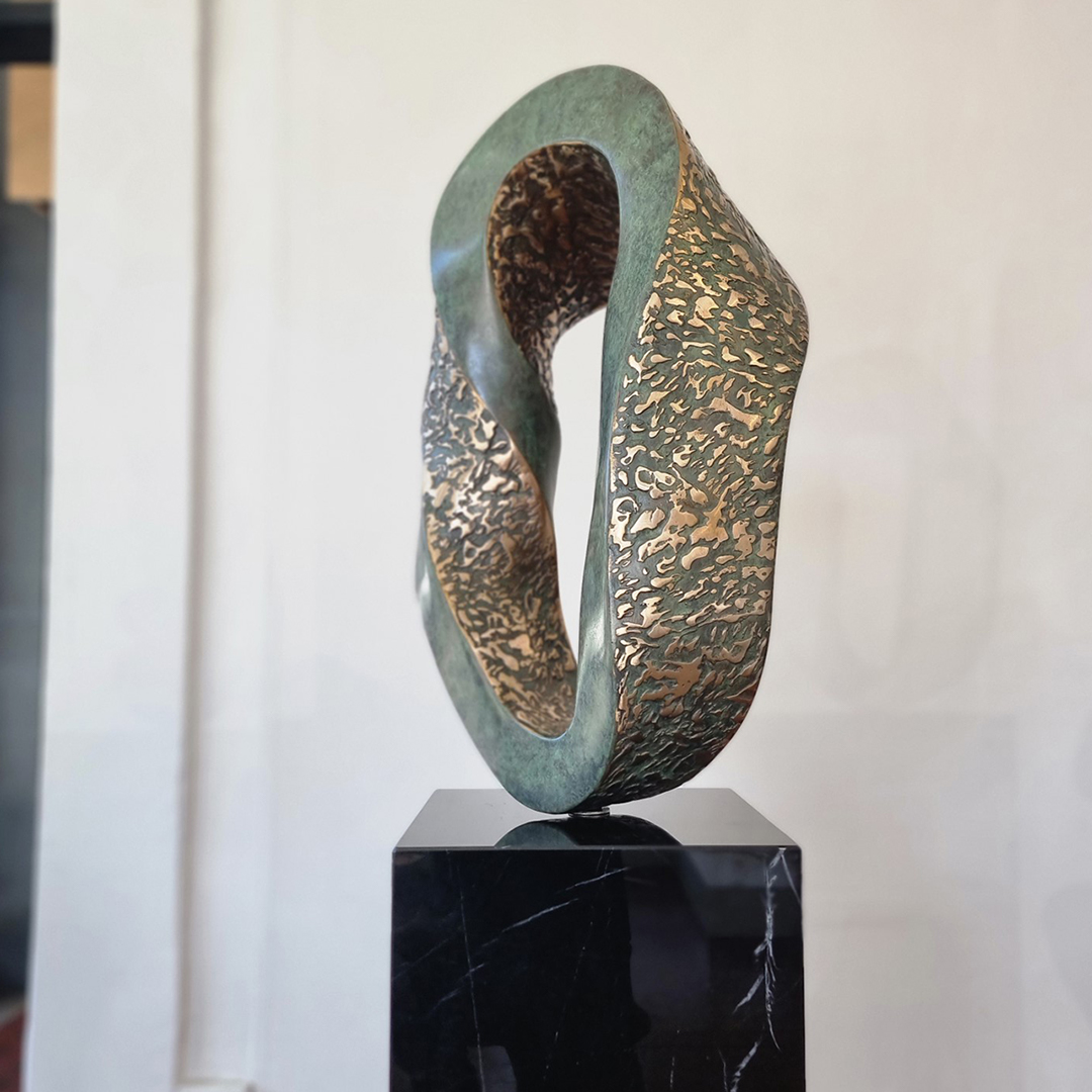 Mobius Curve – bronze sculpture Mobius Curve – bronze sculpture